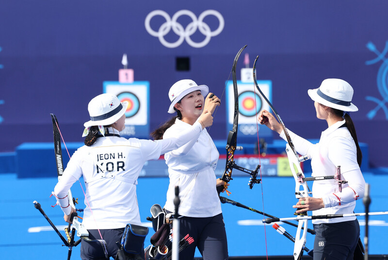 🏹“과녁이 피하려 해도 못 피하는 민족– 한국 양궁”🎯 1 image 13